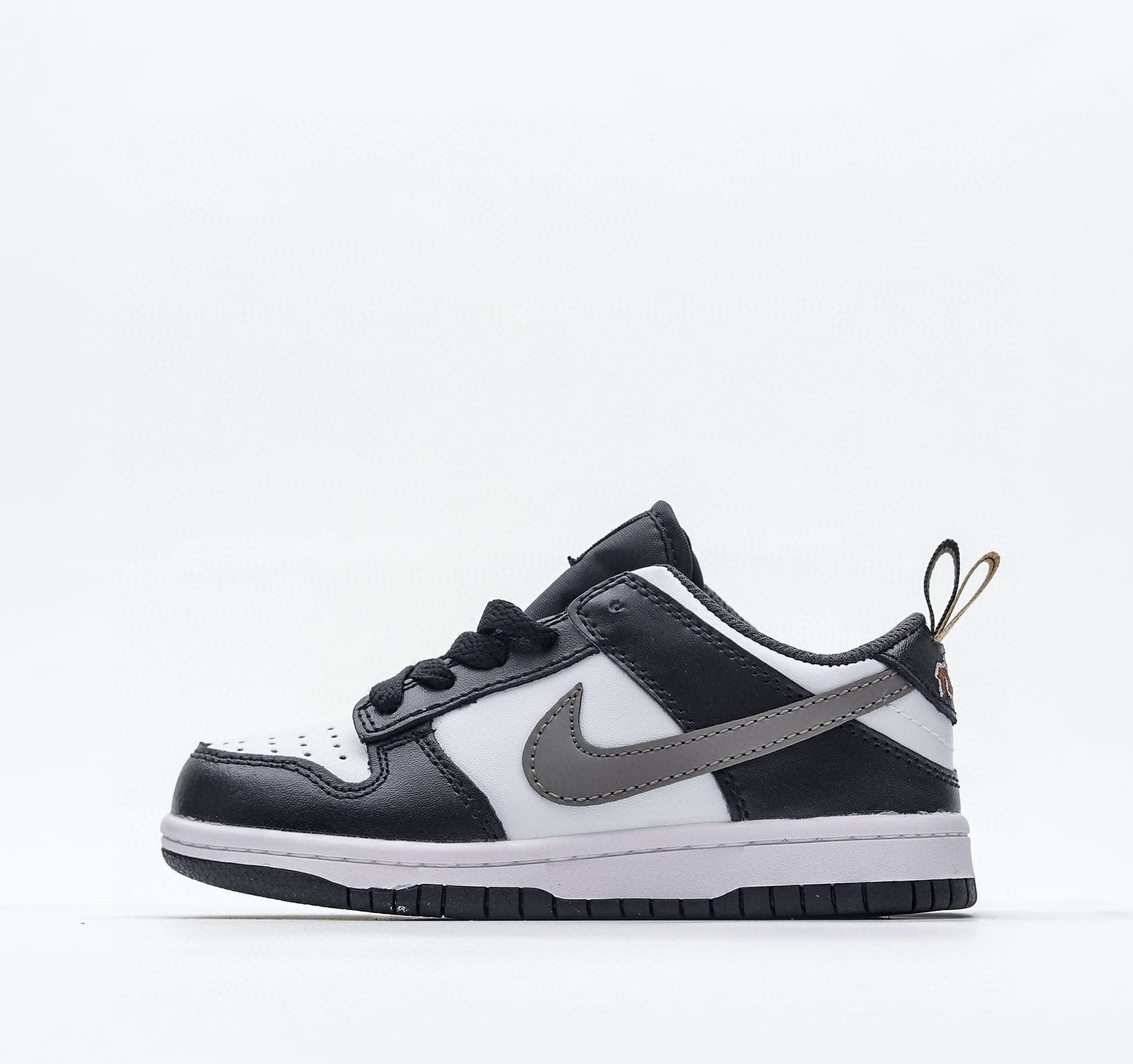 Nike Dunk Low SE GS "Pull Tab" (Black/White Metallic) Infantil