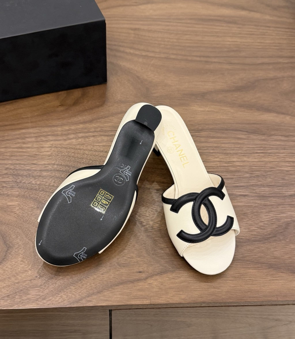 Chanel Interlocking CC Heeled Mules  Ivory & Black. Salto 5 cm.