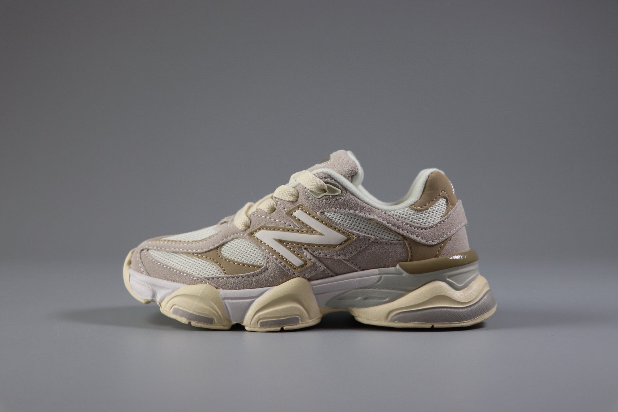 New Balance brown and white infantil