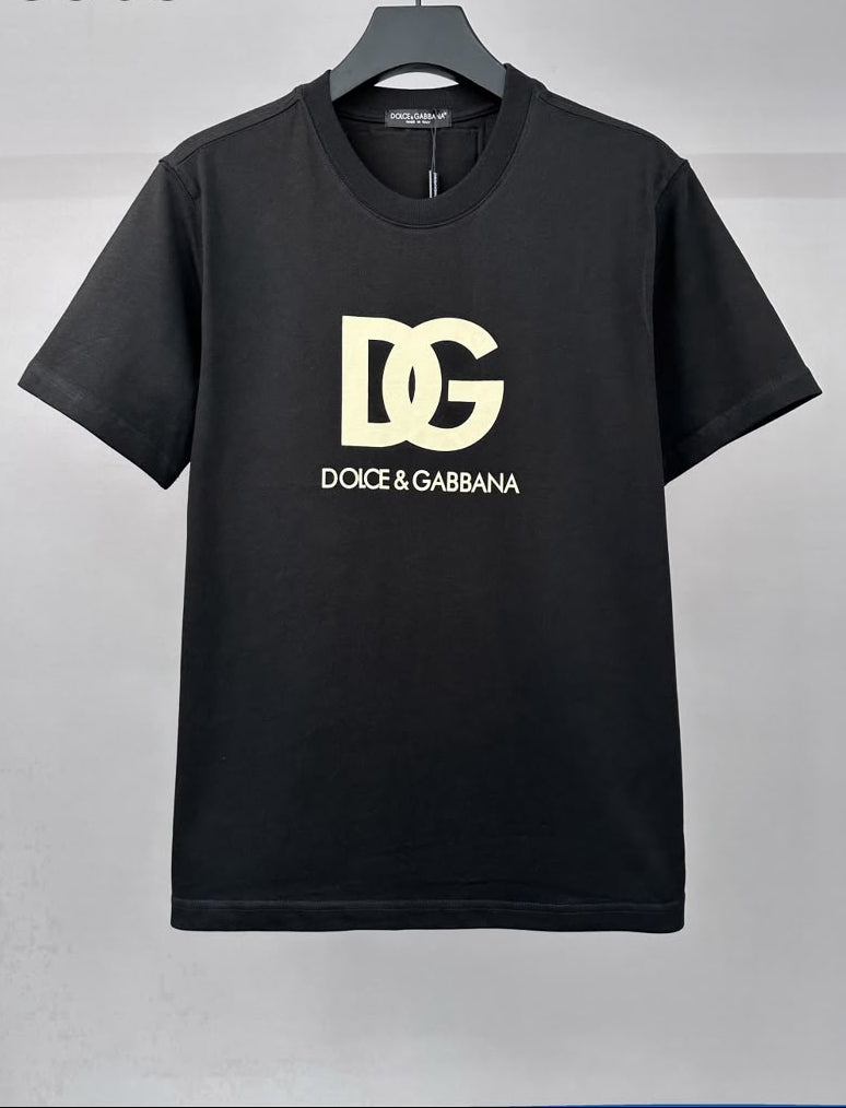 Camiseta Dolce & Gabbana com Tag Traseira de Cetim Dourado "2024"