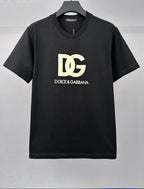 Camiseta Dolce & Gabbana com Tag Traseira de Cetim Dourado "2024"