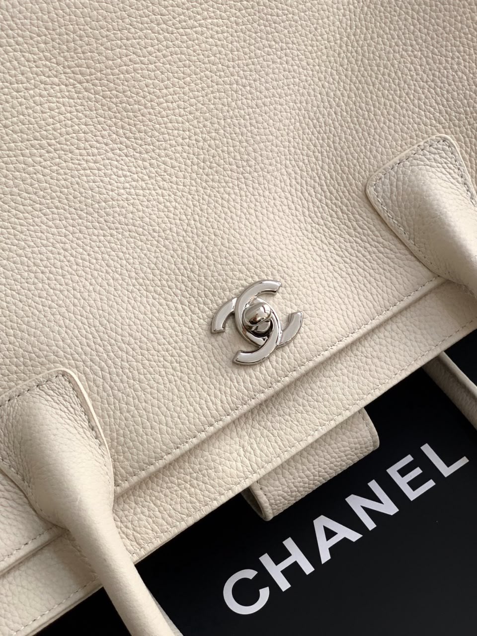 Bolsa Chanel Executive Cerf Tote White