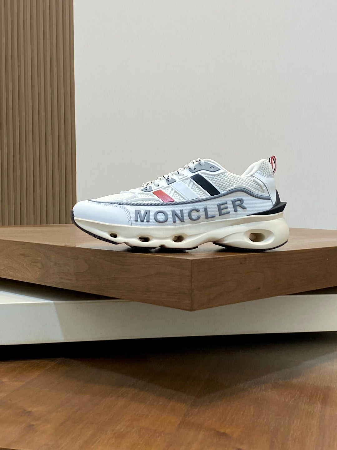 Tênis Moncler Leave No Trace Off White