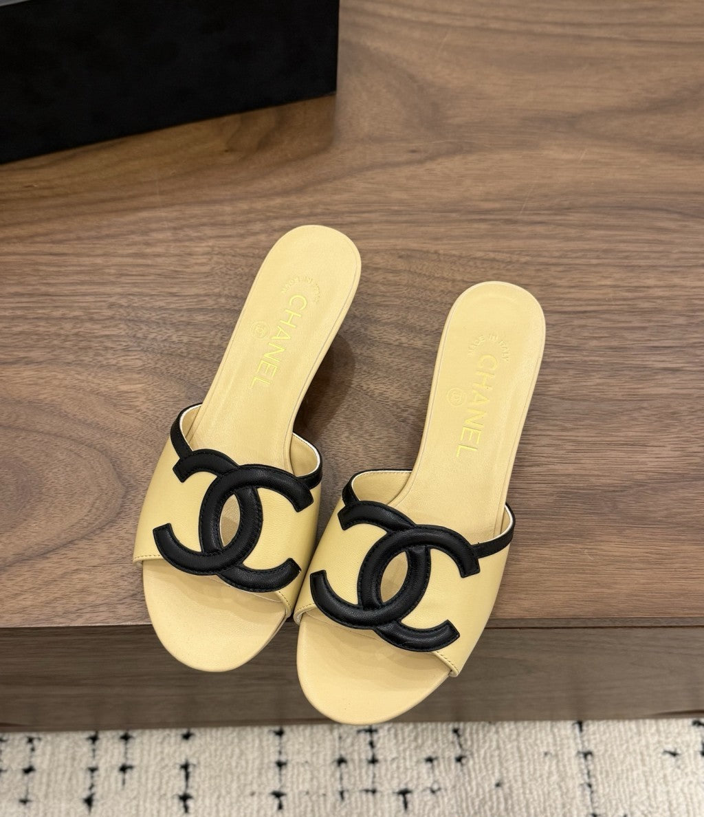 Chanel Interlocking CC Heeled Mules Yellow & Black. Salto 5 cm.