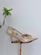 Prada Scarpin Open-Side Em Couro Verniz Bege Com Laço. Salto 7,5 cm.