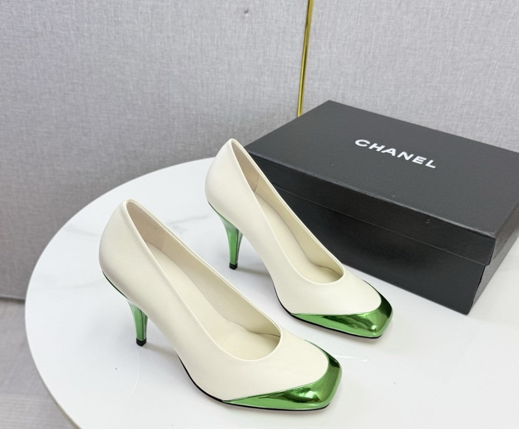 Chanel Square-Toe Cap-Toe Pumps in White & Metallic Green Leather. Salto 9 cm.