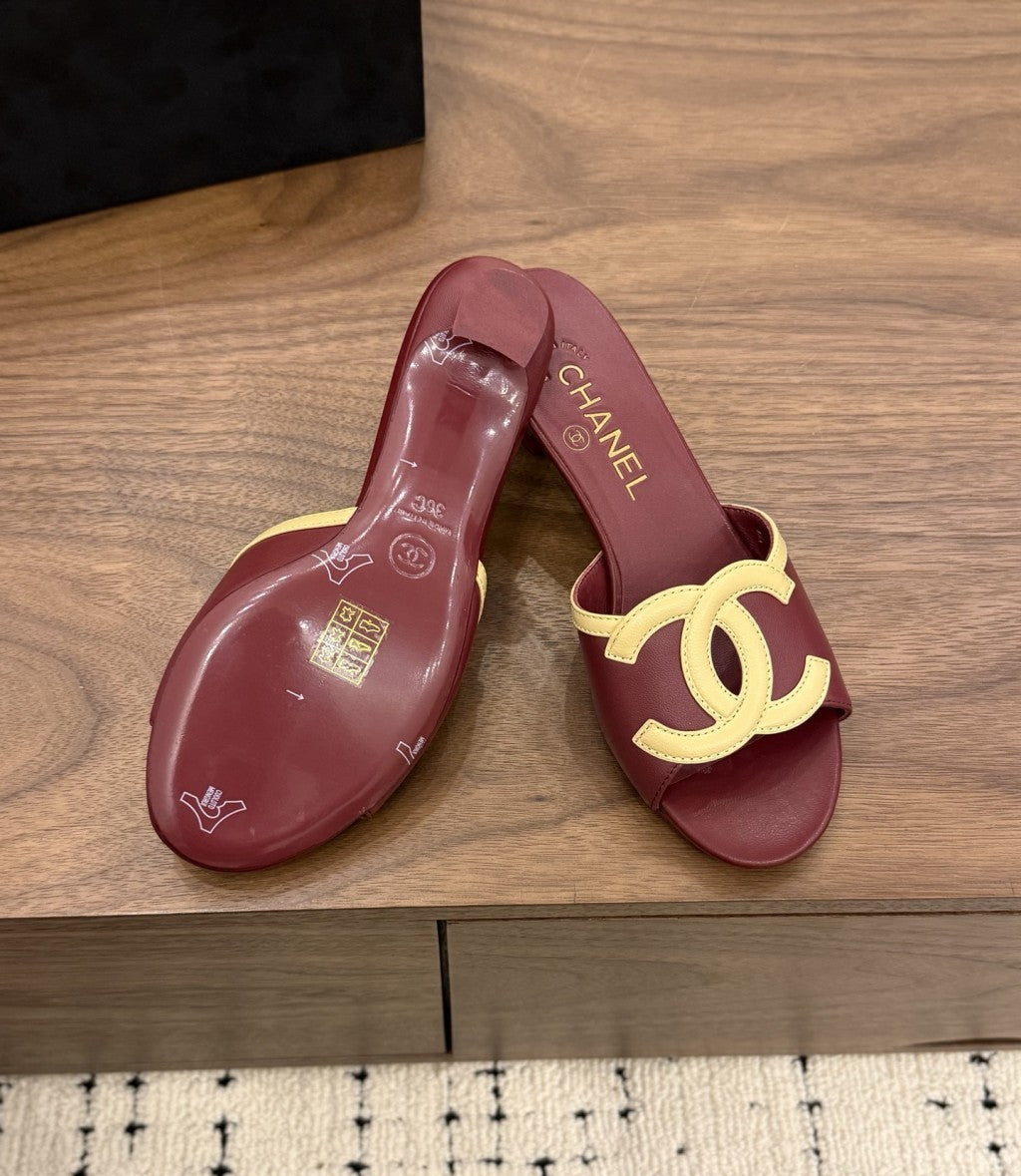 Chanel Interlocking CC Heeled Mules Burgundy & Beige. Salto 5 cm.
