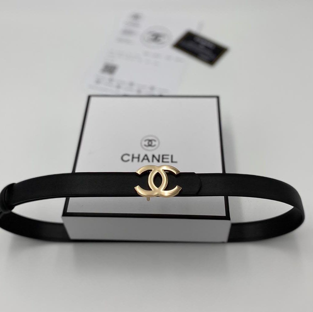 Cinto de Couro Chanel com Fivela Logotipo CC