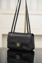 Chanel Maxi Souplissimo Flap Bag Black Ferragens Douradas