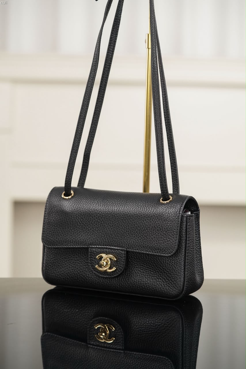 Chanel Maxi Souplissimo Flap Bag Black Ferragens Douradas