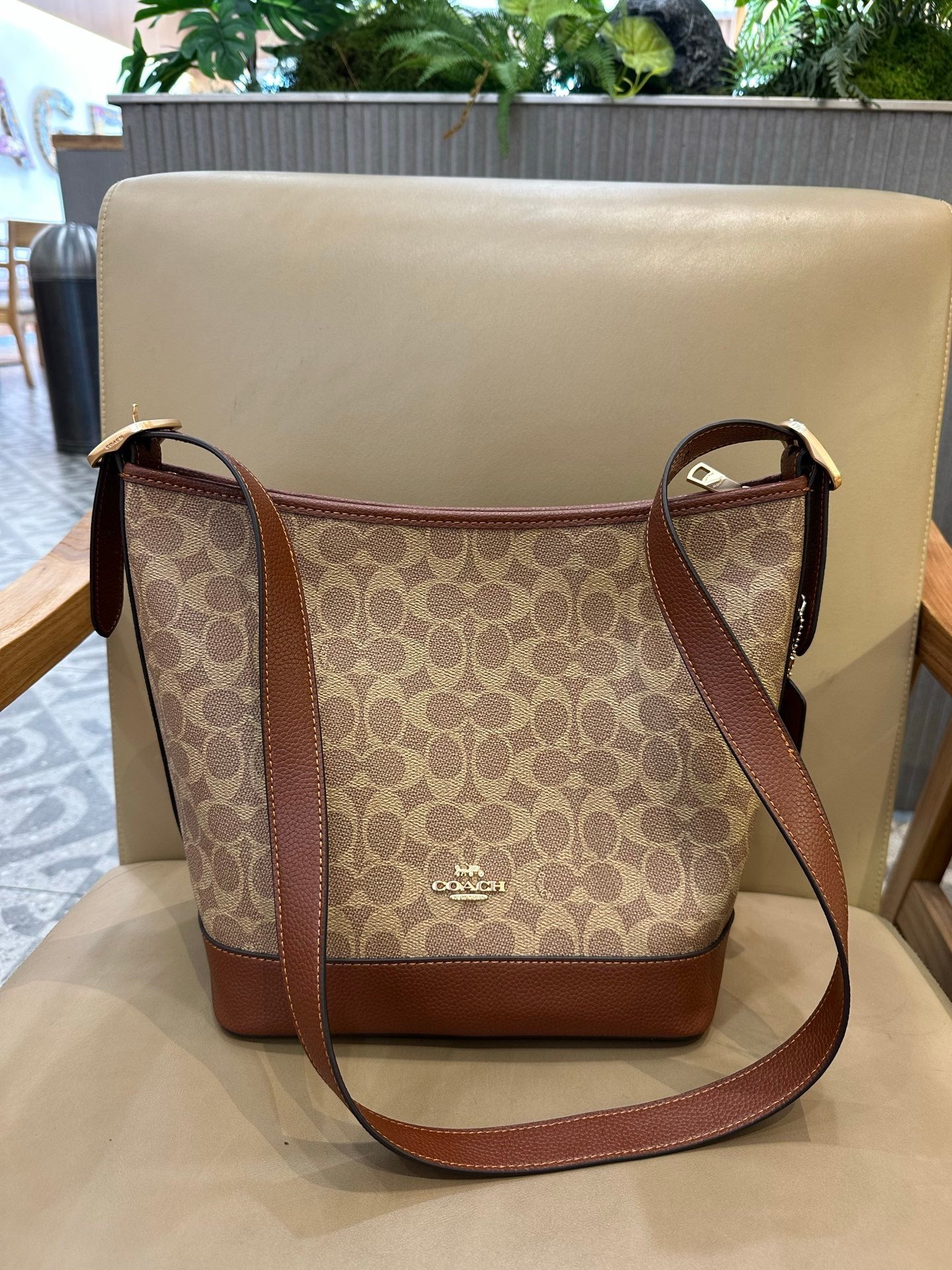 Coach Jude Duffle Bag em Signature Canvas Khaki Ferragens Douradas