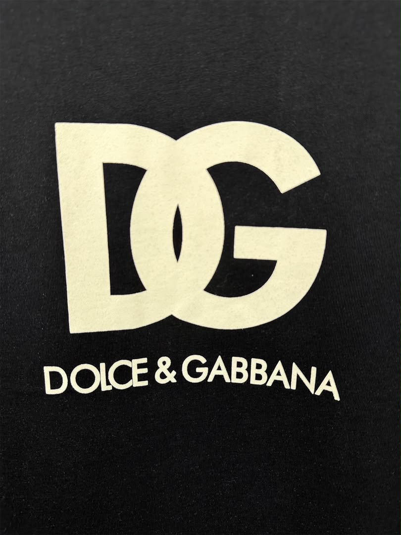 Camiseta Dolce & Gabbana com Tag Traseira de Cetim Dourado "2024"