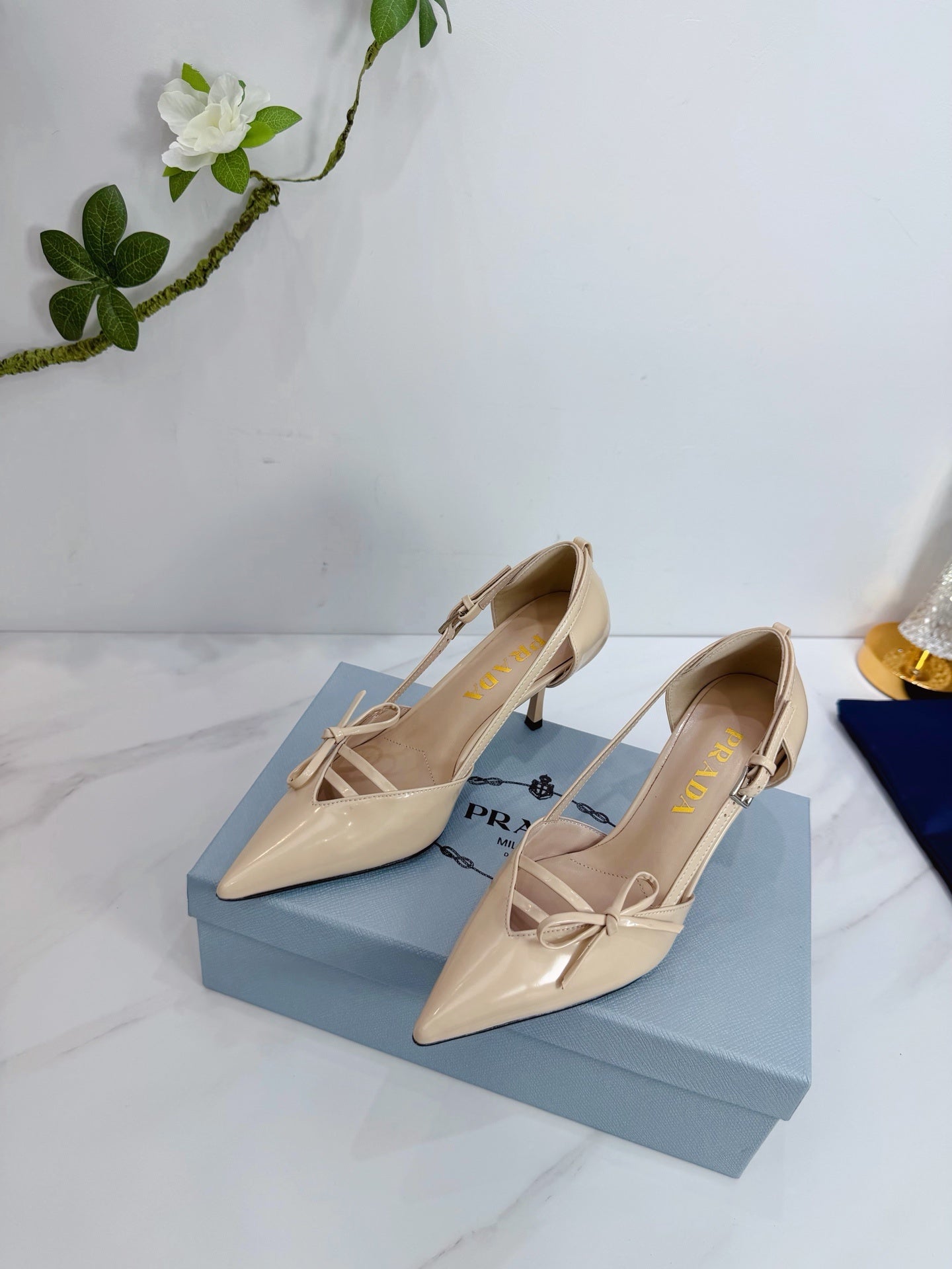 Prada Scarpin Open-Side Em Couro Verniz Bege Com Laço. Salto 7,5 cm.
