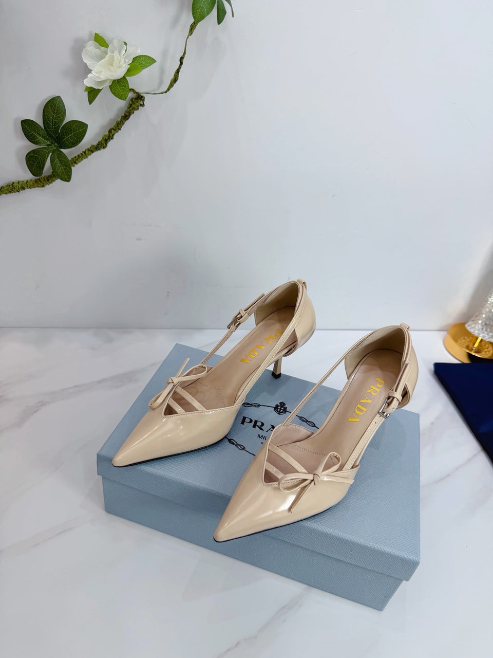 Prada Scarpin Open-Side Em Couro Verniz Bege Com Laço. Salto 7,5 cm.