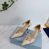 Prada Scarpin Open-Side Em Couro Verniz Bege Com Laço. Salto 7,5 cm.