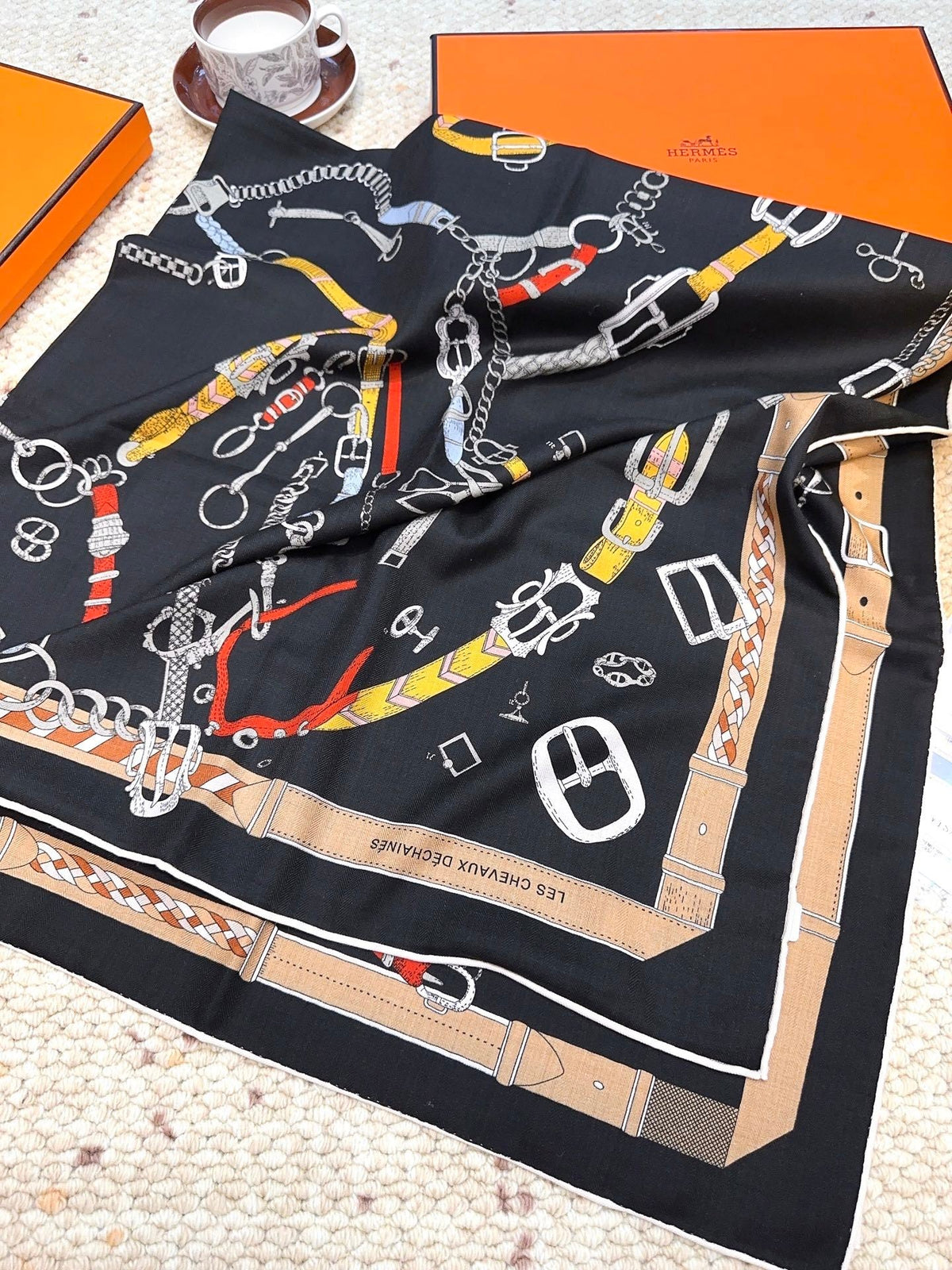 Lenço Hermès Carré 90 "Les Chevaux Déchaînés" Cor Preto Fosco