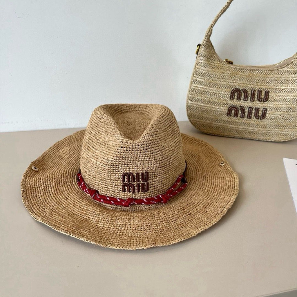 Chapéu em ráfia Miu Miu.