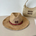 Chapéu em ráfia Miu Miu.