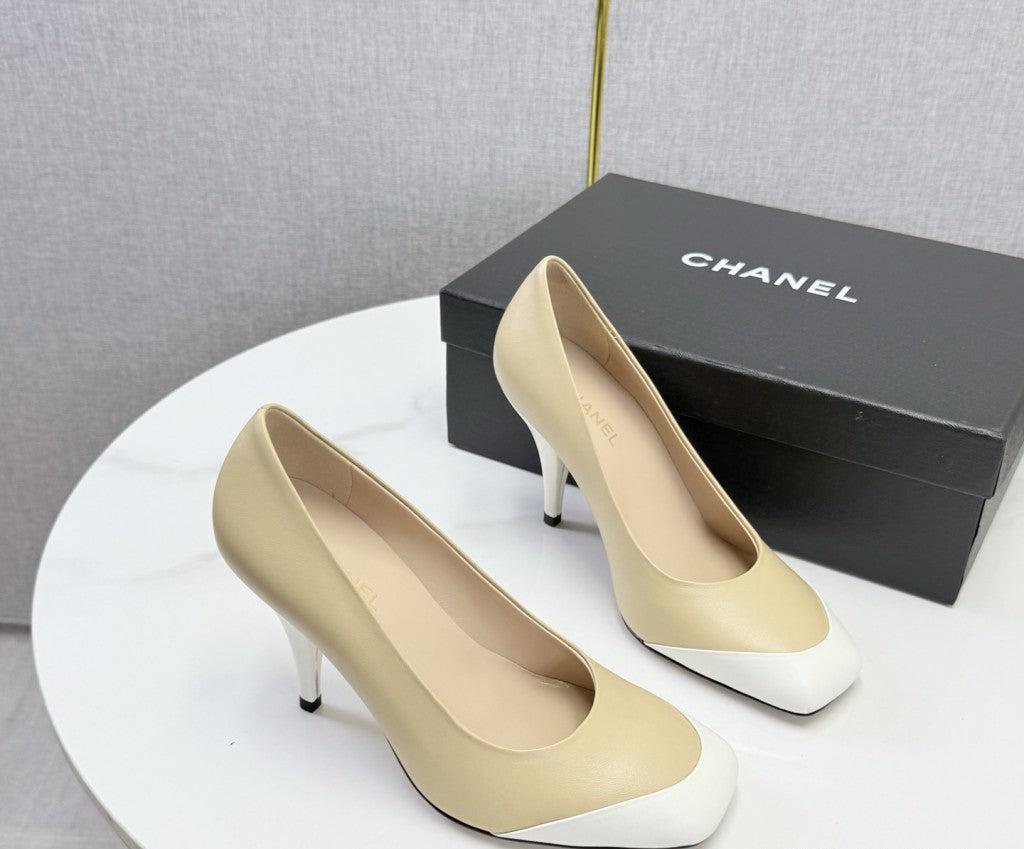 Chanel Square-Toe Cap-Toe Pumps in Beige & White Leather. Salto 9 cm.