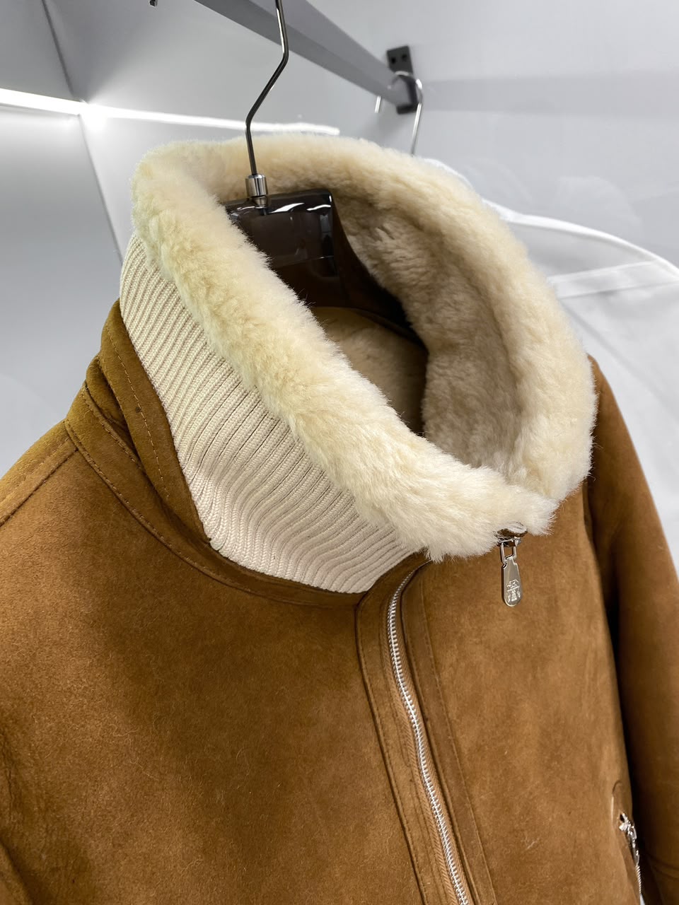 Jaqueta Estilo Bomber Camurça Com Forro Gola Pele (Shearling)