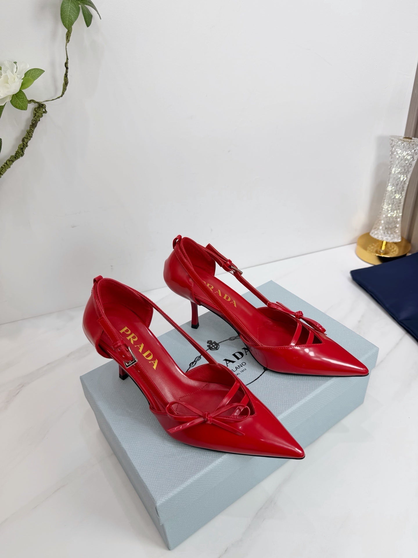 Prada Scarpin Open-Side Em Couro Verniz Vermelho Com Laço. Salto 7,5 cm.