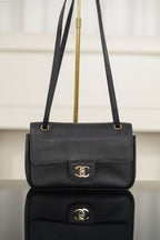 Chanel Maxi Souplissimo Flap Bag Black Ferragens Douradas