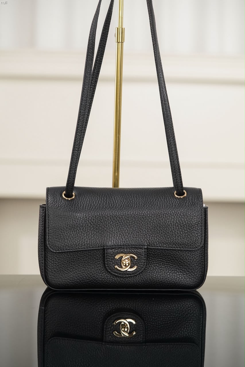 Chanel Maxi Souplissimo Flap Bag Black Ferragens Douradas