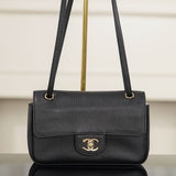 Chanel Maxi Souplissimo Flap Bag Black Ferragens Douradas