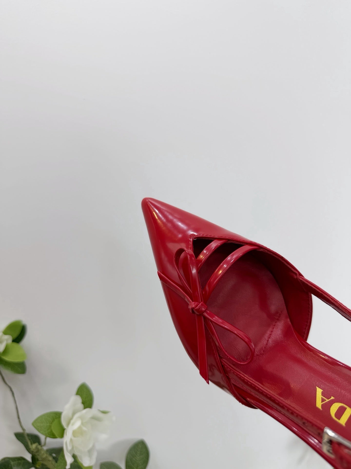 Prada Scarpin Open-Side Em Couro Verniz Vermelho Com Laço. Salto 7,5 cm.