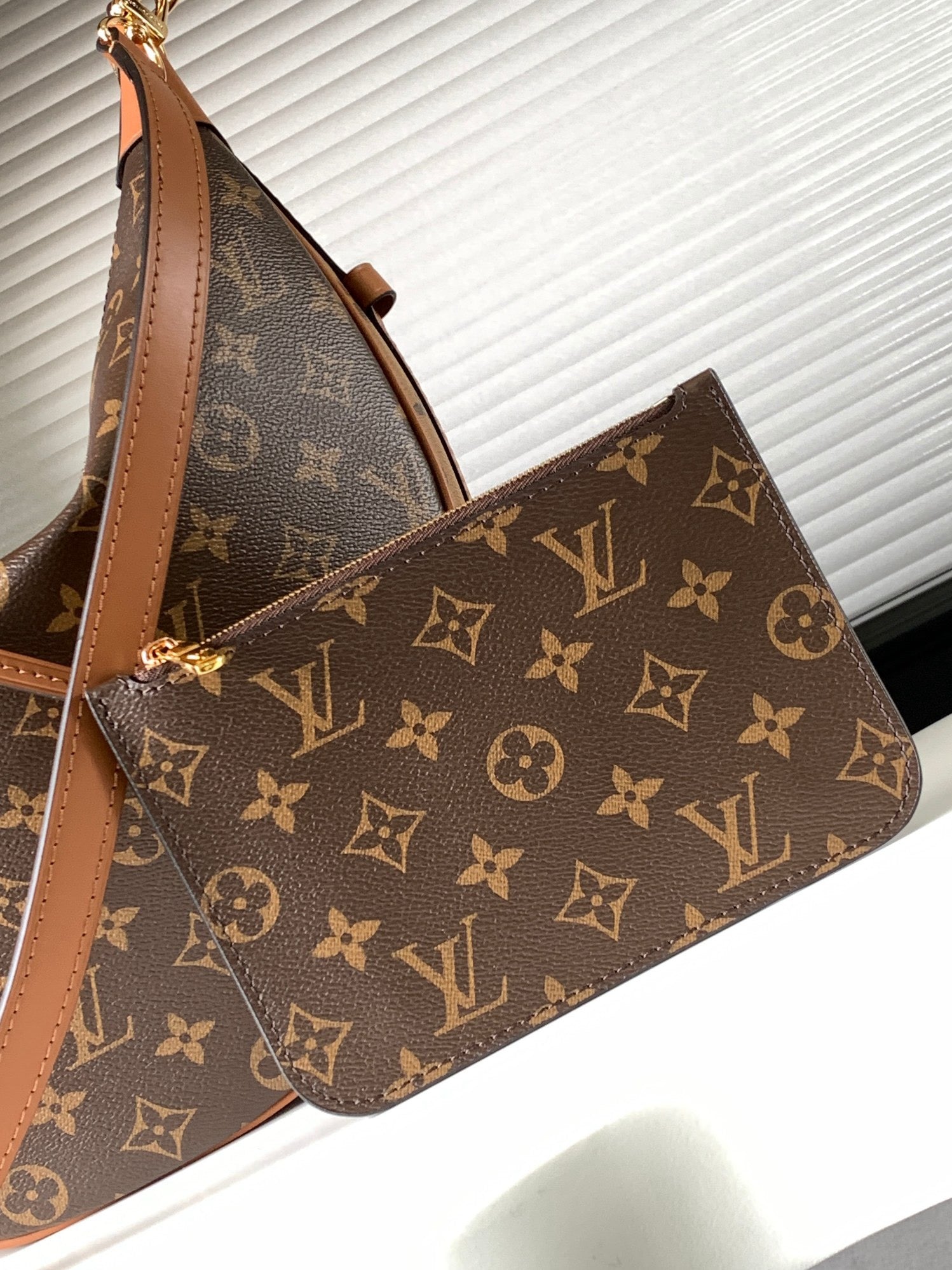 Bolsa Hobo Loop Monogram Louis Vuitton.