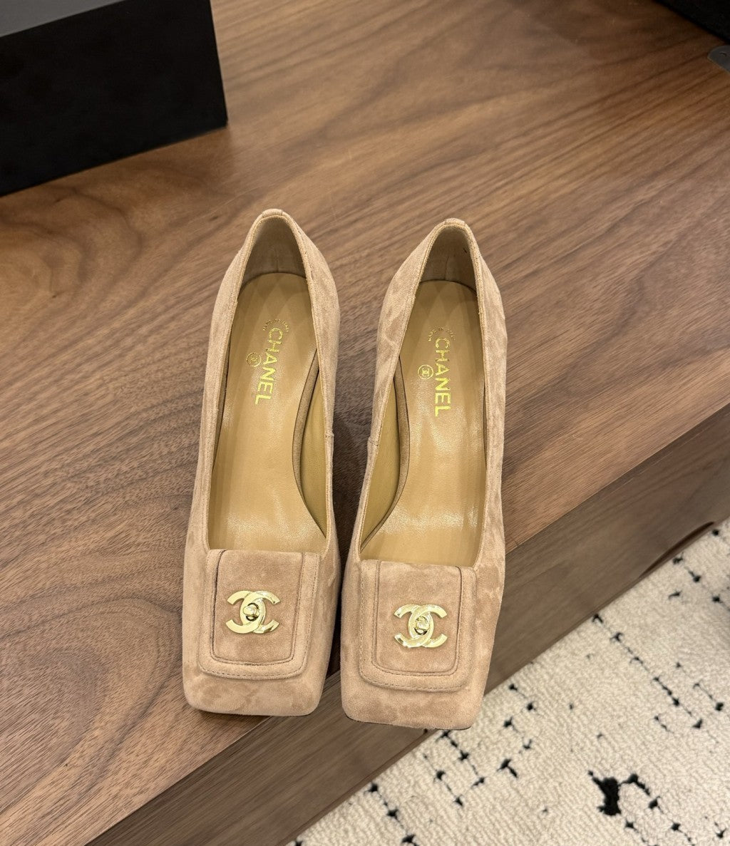 Chanel Blazy Turnlock Pumps Beige. Salto 5 cm.