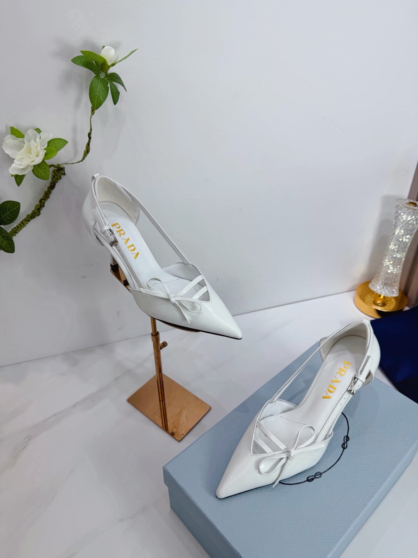 Prada Scarpin Open-Side Em Couro Verniz Branco Com Laço. Salto 7,5 cm.