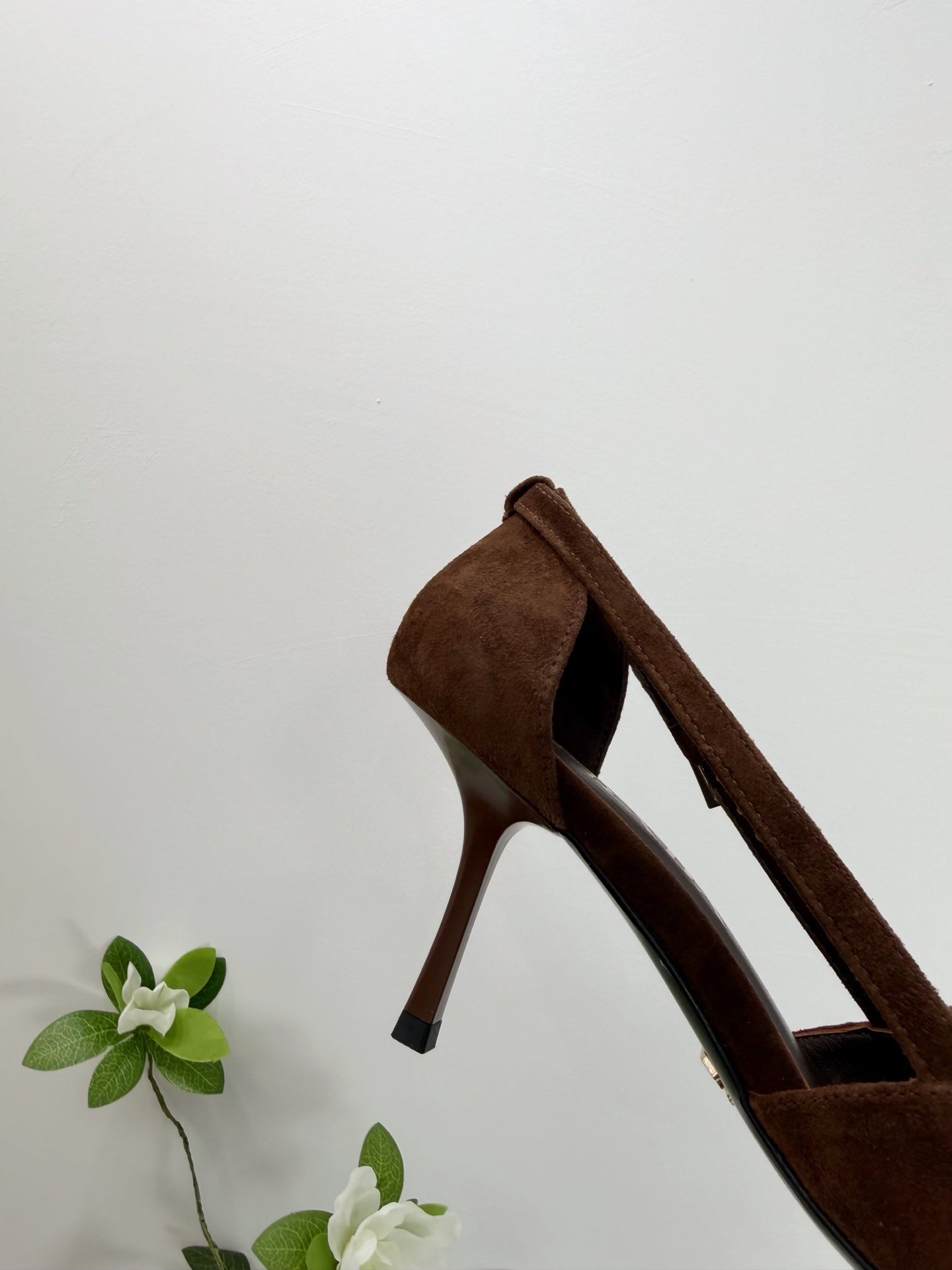 Prada Scarpin Open-Side Em Couro Camurça Marrom Com Laço. Salto 7,5 cm.
