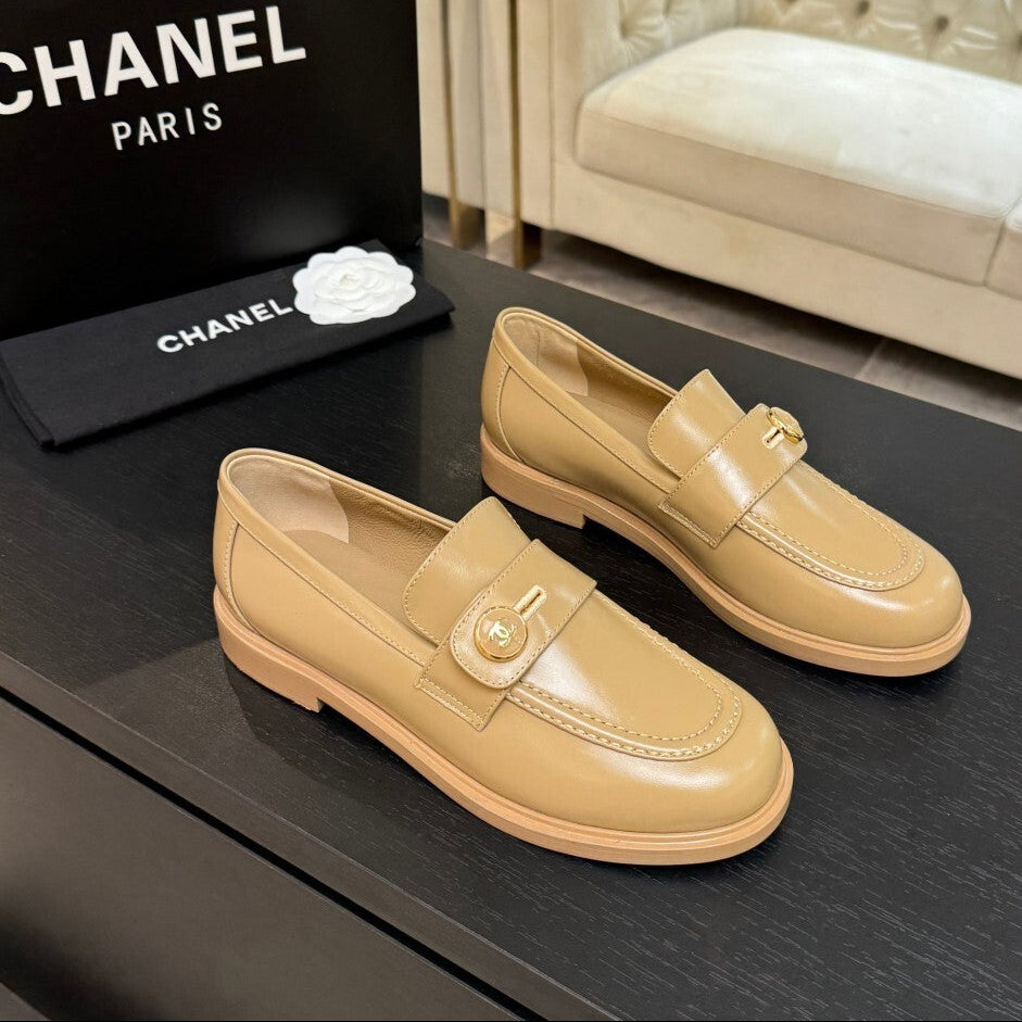 Chanel Timeless Loafer bege