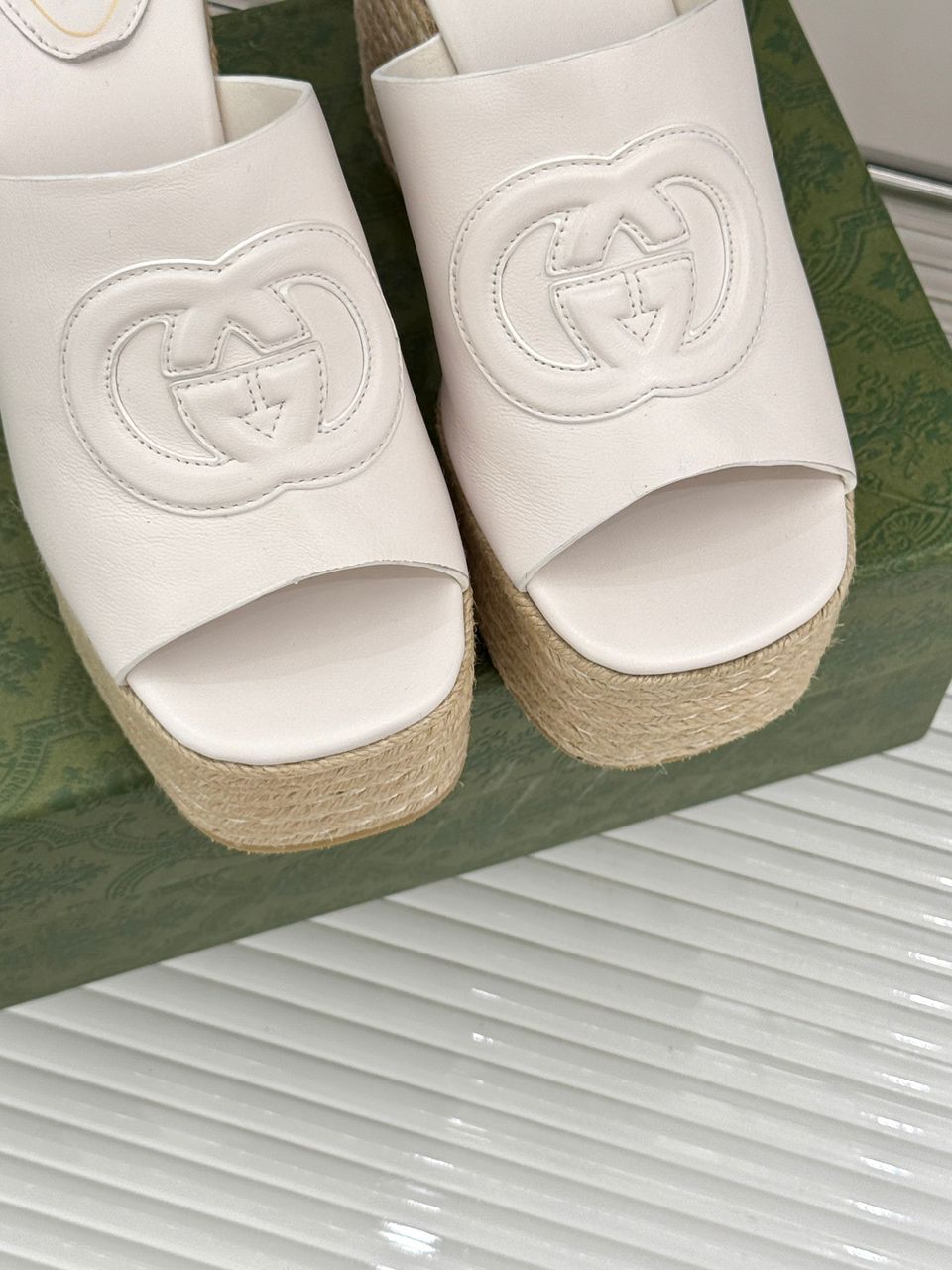 Sandália Interlocking GUCCI