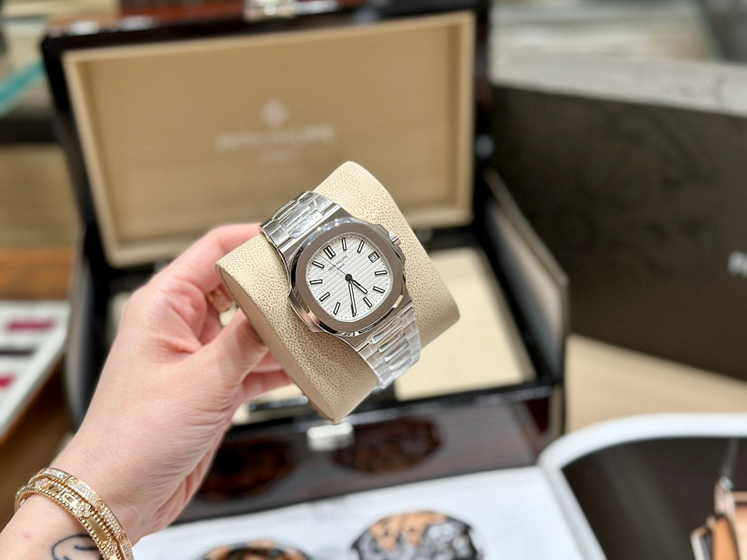 Relógio Patek Philippe Nautilus White Dial