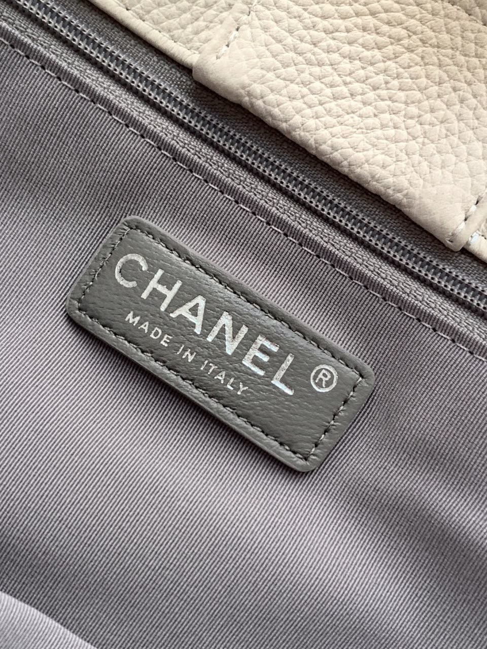 Bolsa Chanel Executive Cerf Tote White