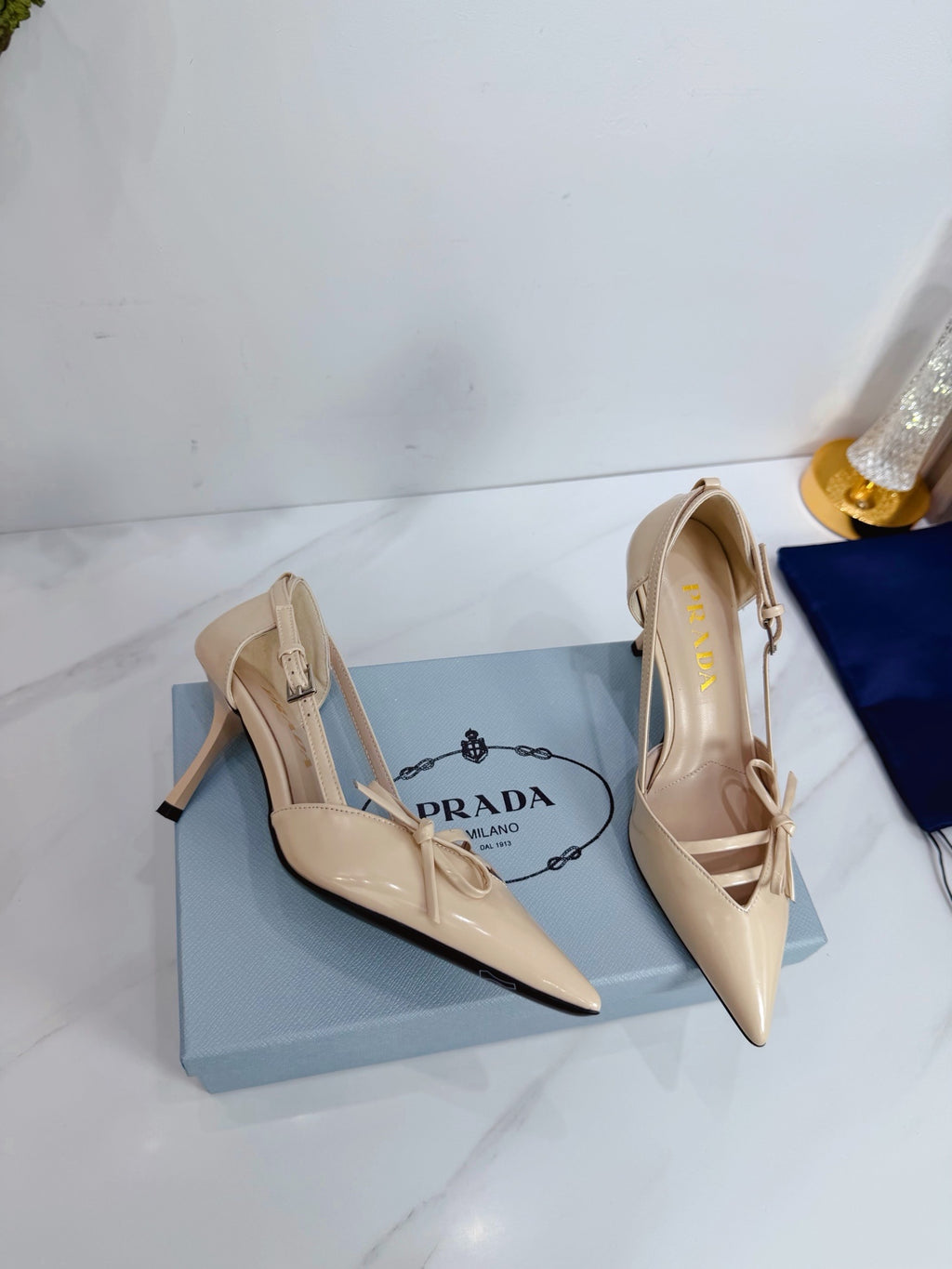 Prada Scarpin Open-Side Em Couro Verniz Bege Com Laço. Salto 7,5 cm.