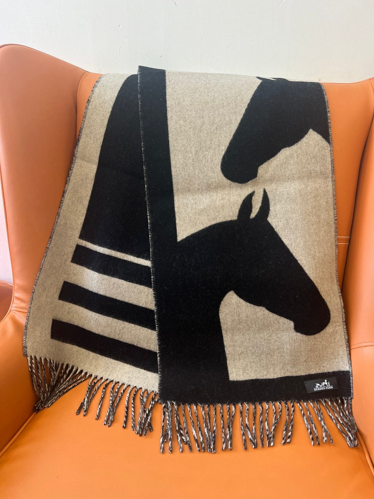 Cachecol Hermès Casaque Love Story Preto e Bege