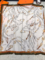 Lenço Hermès Carré 90 "Les Chevaux Déchaînés" Cor Marfim / Branco-Antigo
