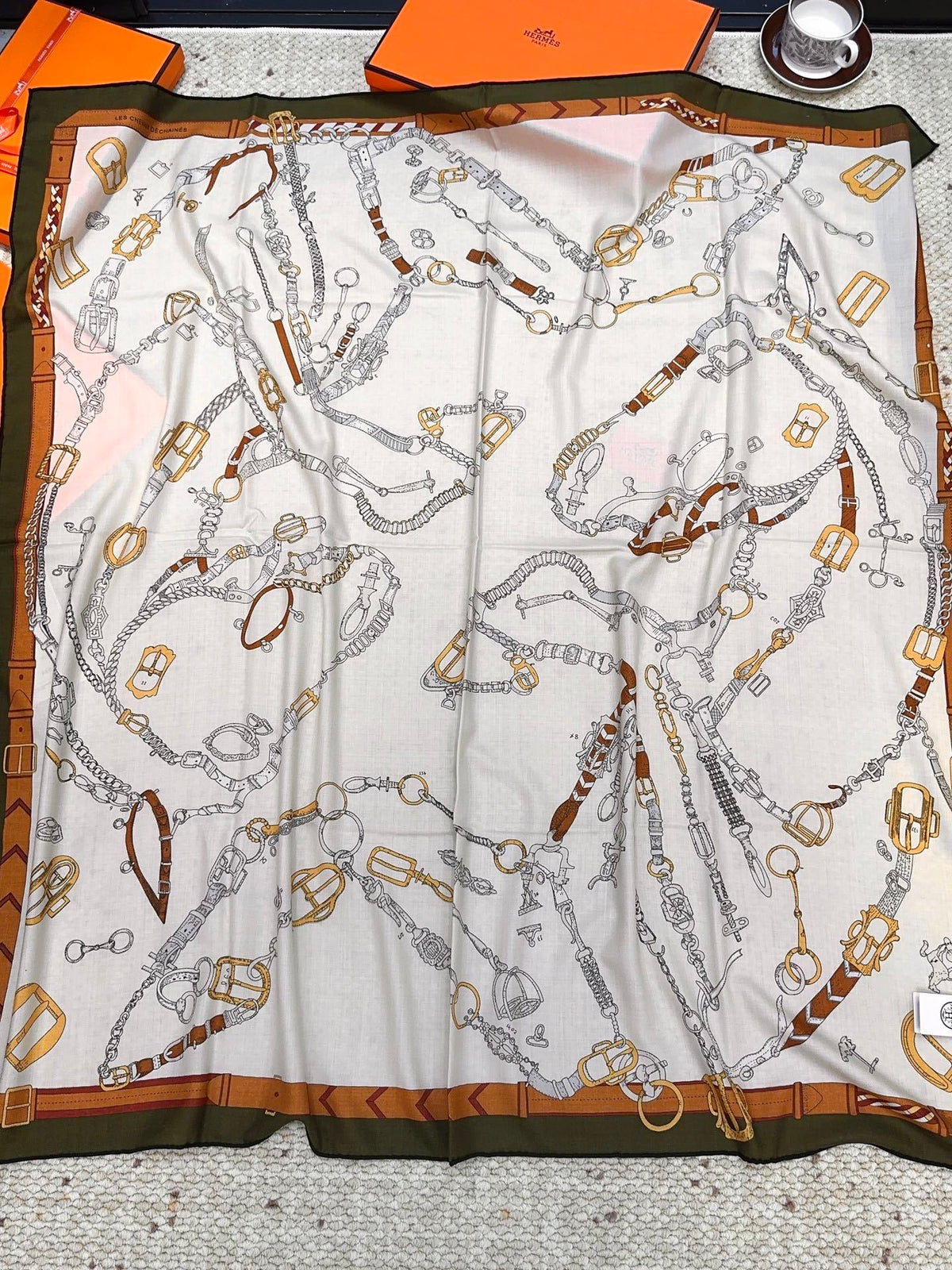 Lenço Hermès Carré 90 "Les Chevaux Déchaînés" Cor Marfim / Branco-Antigo