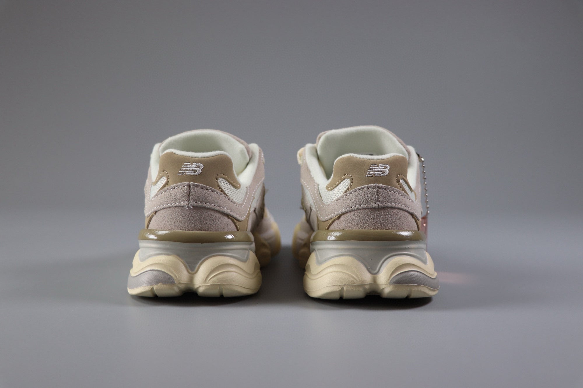 New Balance brown and white infantil