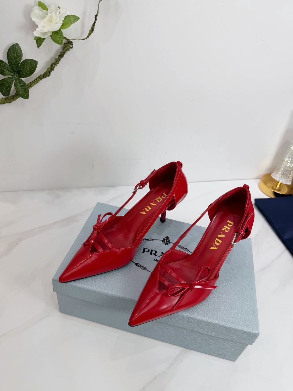 Prada Scarpin Open-Side Em Couro Verniz Vermelho Com Laço. Salto 7,5 cm.