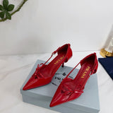 Prada Scarpin Open-Side Em Couro Verniz Vermelho Com Laço. Salto 7,5 cm.