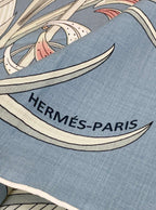 Lenço Hermès Carré 90 "Bouquet Final" Cor Azul Jeans / Rosa Pálido / Cinza Pérola
