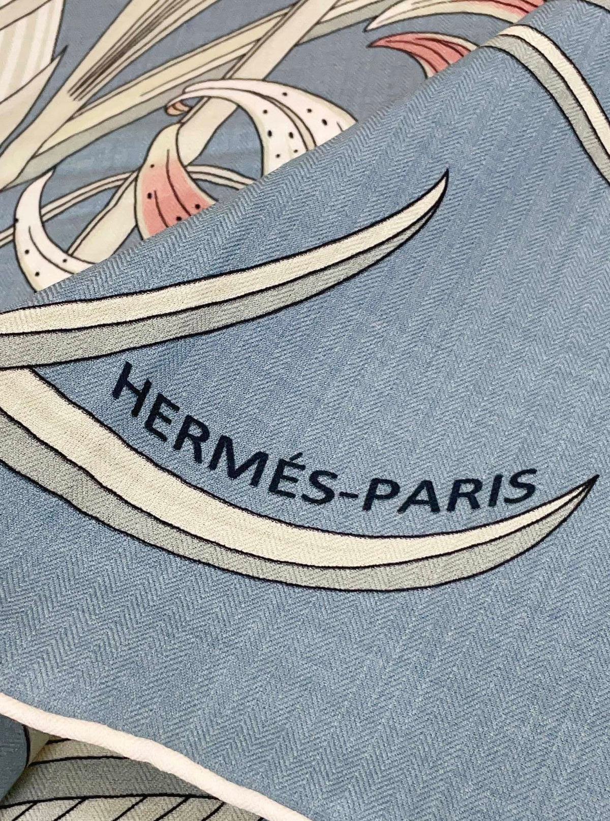 Lenço Hermès Carré 90 "Bouquet Final" Cor Azul Jeans / Rosa Pálido / Cinza Pérola