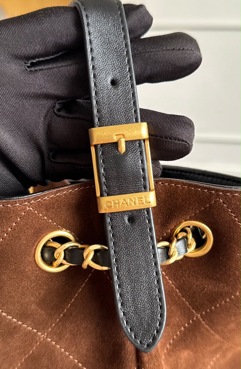 Chanel 35A Hobo Bag Matelassê Bicolor Marrom / Preto