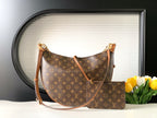 Bolsa Hobo Loop Monogram Louis Vuitton.