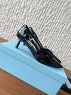 Prada Scarpin Open-Side Em Couro Verniz Preto Com Laço. Salto 7,5 cm.