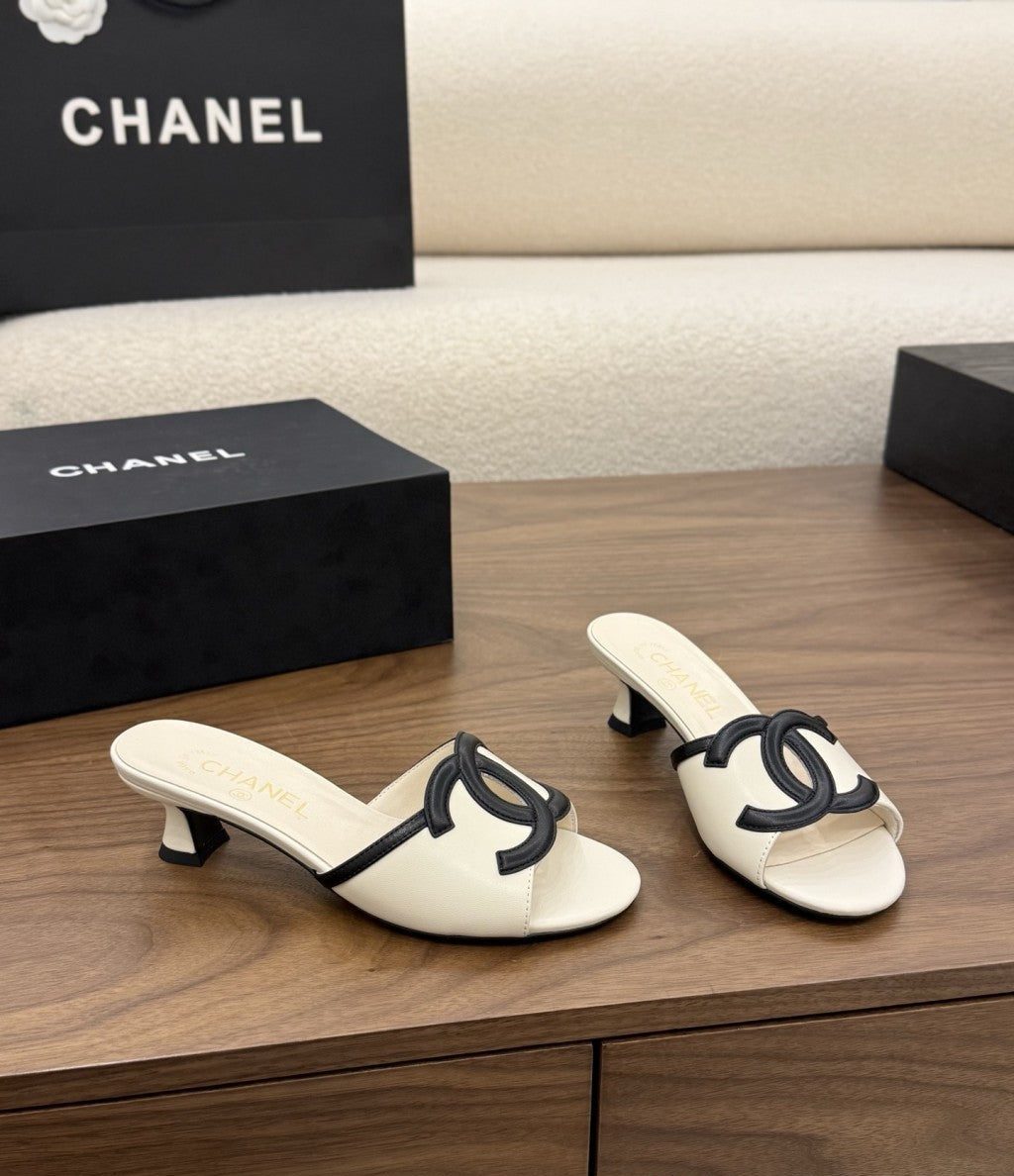 Chanel Interlocking CC Heeled Mules  Ivory & Black. Salto 5 cm.